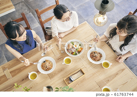 ランチ会をする女性 61763744