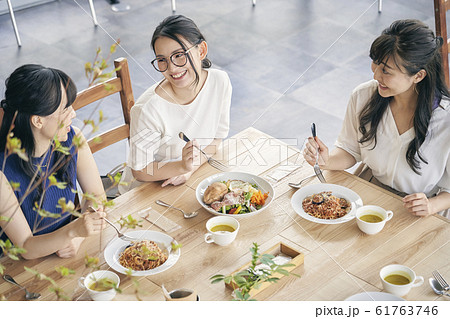 ランチ会をする女性 ランチ会をする女性 61763746