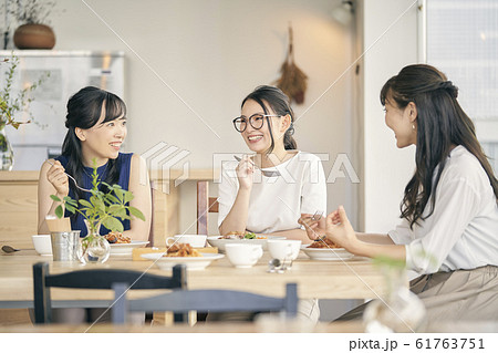 ランチ会をする女性 ランチ会をする女性 61763751