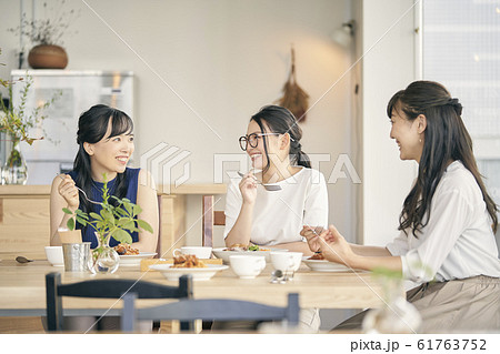 ランチ会をする女性 61763752
