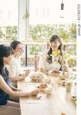 ランチ会をする女性 61763755