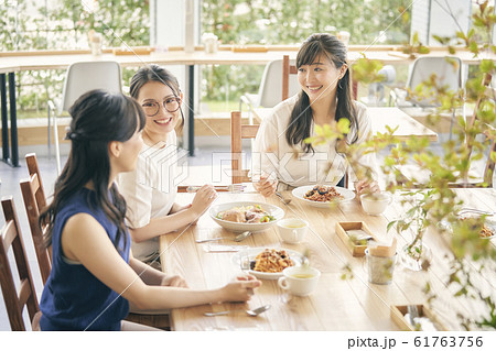 ランチ会をする女性の写真素材