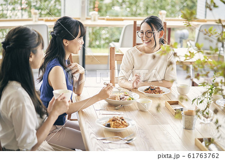 ランチ会をする女性 61763762