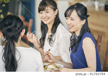 ランチ会をする女性 ランチ会をする女性 61763764
