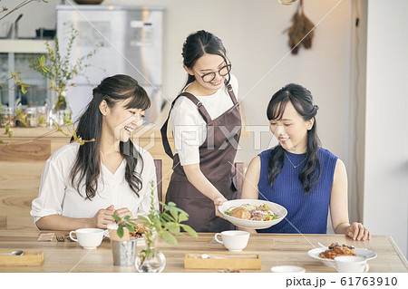 ランチをする女性 61763910