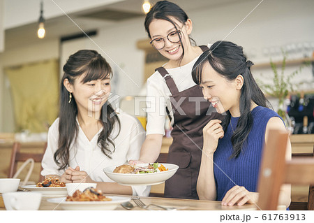 ランチをする女性 ランチをする女性 61763913