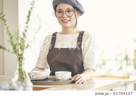カフェ 店員 女性 カフェ 店員 女性 61764137