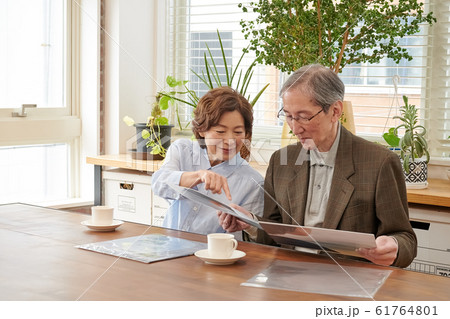 レコードを懐かしんで見るシニア夫婦 レコードを懐かしんで見るシニア夫婦 61764801