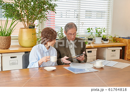 レコードを懐かしんで見るシニア夫婦 61764818