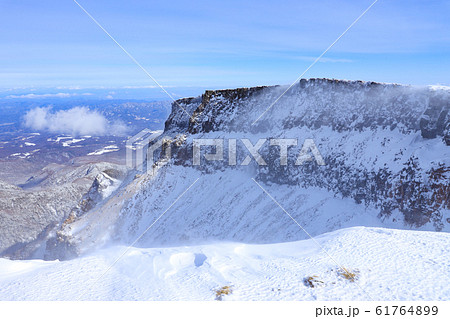 厳冬の硫黄岳　シュカブラ 61764899