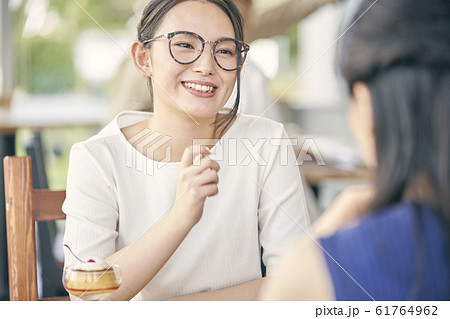 カフェ　女性　二人 61764962