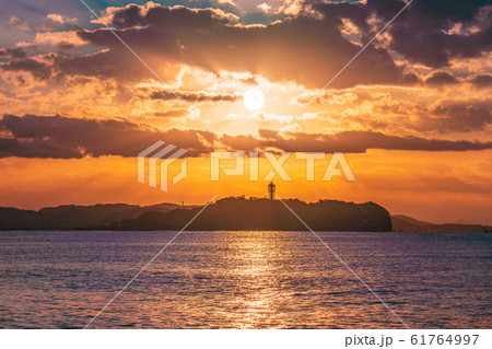 天使の梯子に包まれた江の島の朝明け 天使の梯子に包まれた江の島の朝明け 61764997