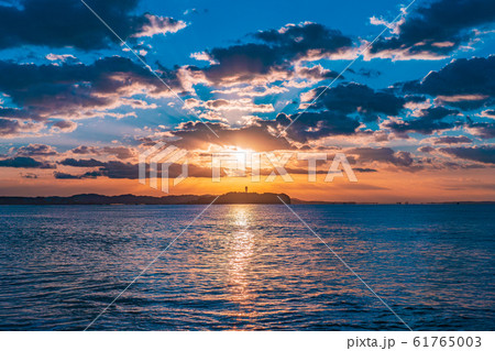 天使の梯子に包まれた江の島の朝明け 天使の梯子に包まれた江の島の朝明け 61765003