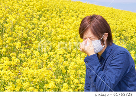 花粉症で目が痒いマスクをした女性 花粉症で目が痒いマスクをした女性 61765728