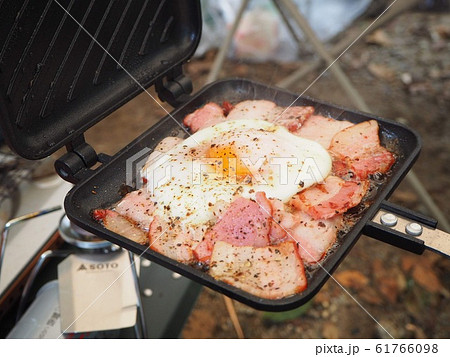 目玉焼きベーコン〜ホットサンドメーカー〜 目玉焼きベーコン〜ホットサンドメーカー〜 61766098