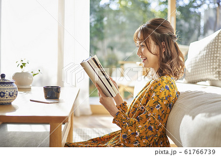 リビングで読書をする女性 リビングで読書をする女性 61766739