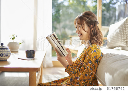 リビングで読書をする女性 61766742