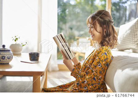 リビングで読書をする女性 61766744