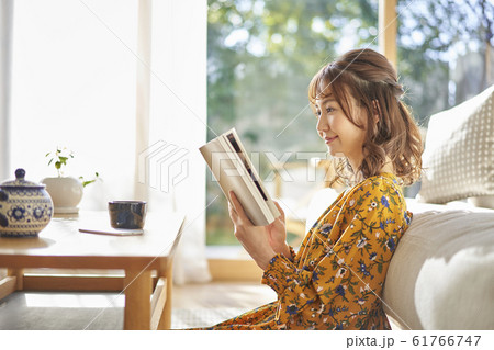 リビングで読書をする女性 リビングで読書をする女性 61766747