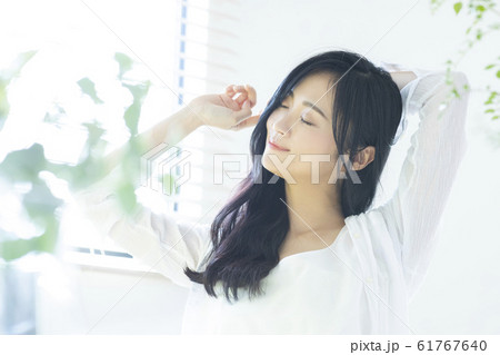 女性 寝起き ストレッチ 女性 寝起き ストレッチ 61767640