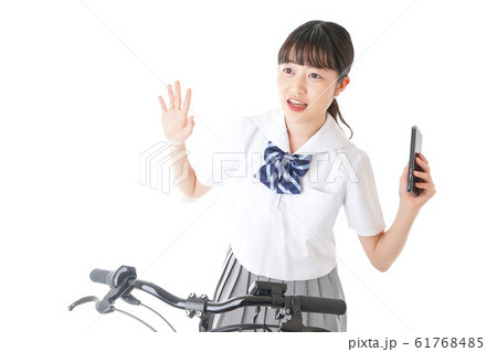 自転車でスマホを使う若い学生 61768485