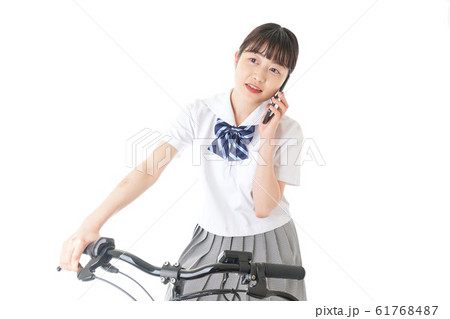 自転車でスマホを使う若い学生 61768487