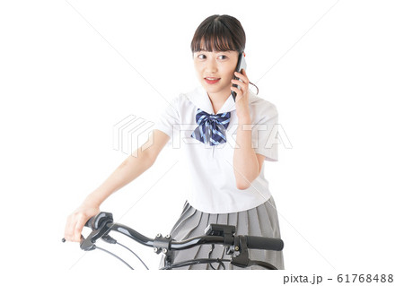 自転車でスマホを使う若い学生 61768488