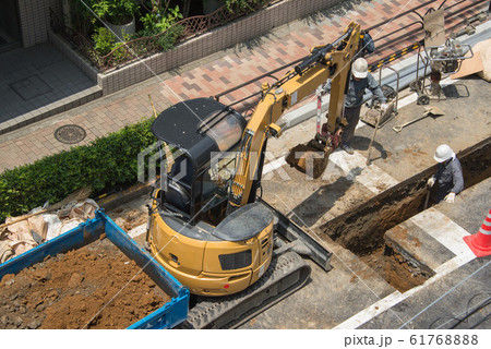 道路工事現場のショベルカー 道路工事現場のショベルカー 61768888