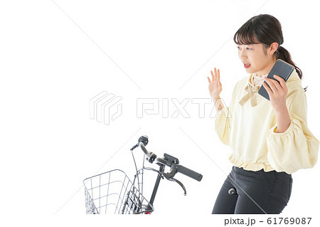 自転車でスマホを使う若い女性 自転車でスマホを使う若い女性 61769087