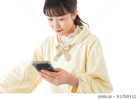 自転車でスマホを使う若い女性 61769112