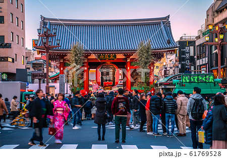 日本の東京都市景観　浅草寺などを望む 61769528