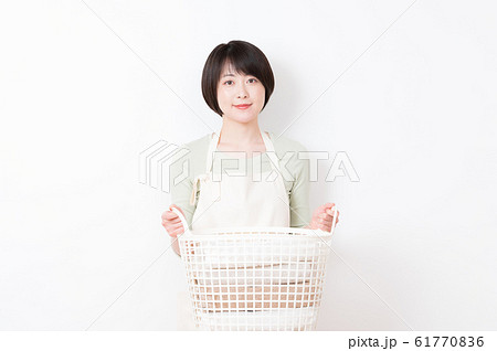 女性　ライフスタイル　洗濯 61770836