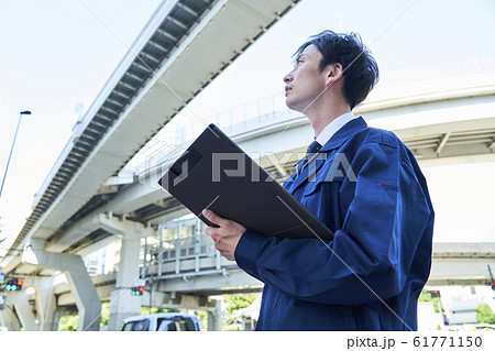 若いビジネスマン 61771150