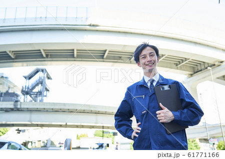 若いビジネスマン 若いビジネスマン 61771166