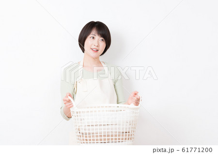 女性　ライフスタイル　洗濯 61771200