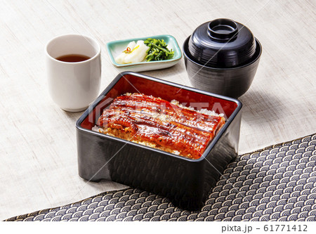 うな重　鰻料理　うなぎの蒲焼き　和食　 61771412