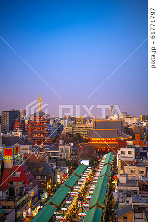 日本の東京都市景観 浅草寺などを望む 日本の東京都市景観 浅草寺などを望む 61771797