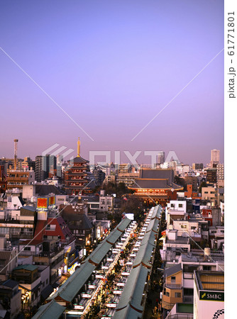 日本の東京都市景観 浅草寺などを望む 日本の東京都市景観 浅草寺などを望む 61771801