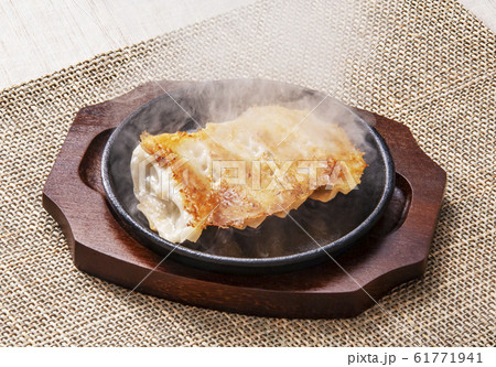 焼きたての餃子 鉄板焼き餃子 イメージ素材 焼きたての餃子 鉄板焼き餃子 イメージ素材 61771941