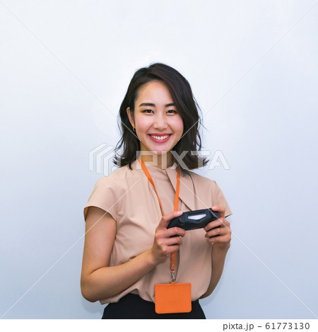 eスポーツ　女性　ゲーム　コントローラー　オペレーター　ユーザーテスト　品質　テスト　プレイ　展示会 61773130