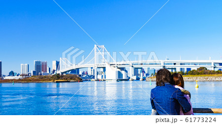 レインボーブリッジ　お台場　東京　冬　風景　恋人　デート　人物　男女　 61773224