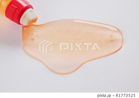 がん治療の分野で注目されているポリビニルアルコールが主成分のオレンジ色の液体のりと容器 61773525