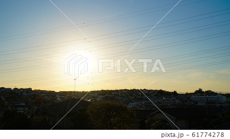 暮れなずむ夕日の横浜の住宅街 暮れなずむ夕日の横浜の住宅街 61774278