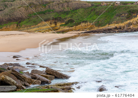 Ocean coast, moviment waves with foam. 61776404