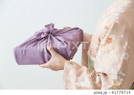 和装の女性 61776714