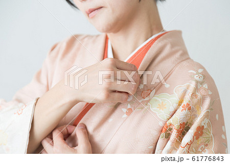 着物の女性 61776843