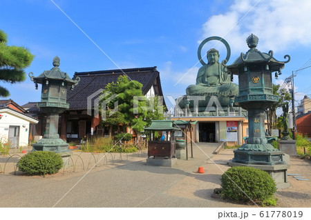 【富山県】晴天下の高岡大仏 61778019