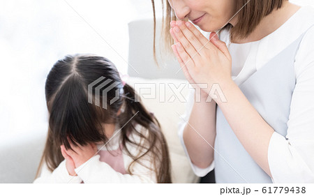 拝む ママ 女の子 拝む ママ 女の子 61779438
