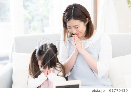 拝む ママ 女の子 拝む ママ 女の子 61779439