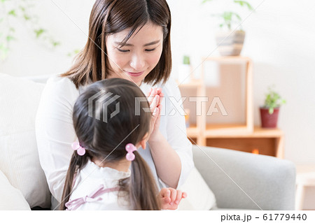 拝む　ママ　女の子 61779440